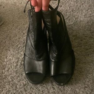 Donald/Pliner Leather Heels